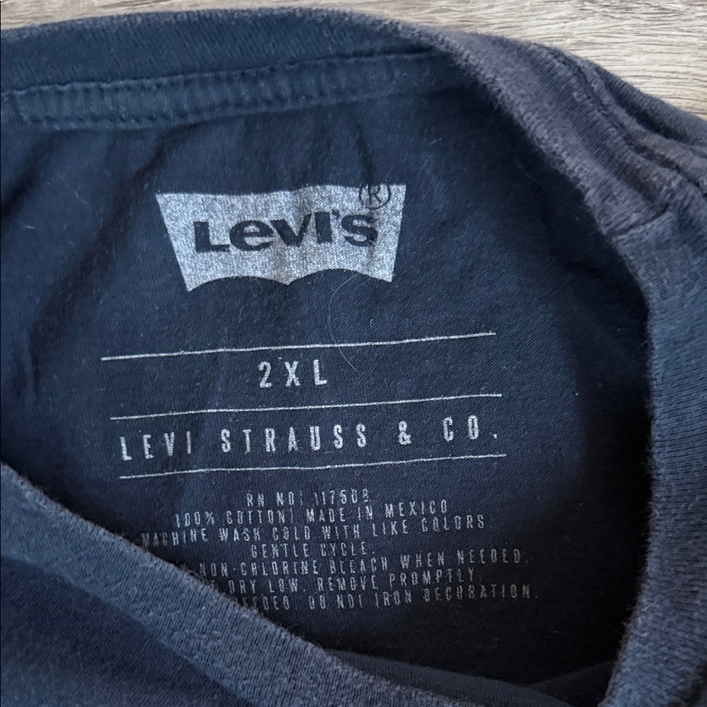 Levi's Men's Navy T-Shirt with Red Logo - Picture 2 of 4
